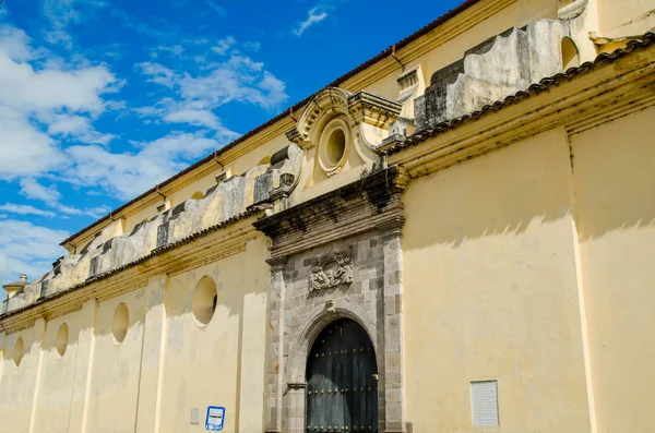 POPAYAN, COLÔMBIA - FEVEREIRO 06, 2018: Vista ao ar livre dos detalhes da igreja de São Francisco na cidade colonial Popayan em um fundo azul céu — Fotografia de Stock