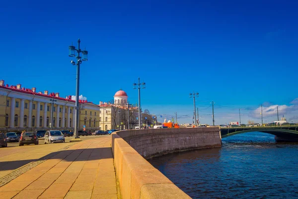 St. petersburg, russland, 02. mai 2018: wunderschöner aussenblick auf am strassenrand geparkte autos mit brücke über moyka in st. petersburg an einem herrlich sonnigen tag — Stockfoto