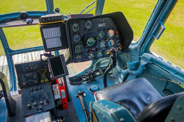 ST. PETERSBURG, RUSIA, 17 MAYO 2018: Primer plano de la cabina de control de una aeronave El Mi-8 de Baltic Airlines se encuentra en Peter y Paul Fortress, el Mi-8 es un helicóptero de pasajeros — Foto de Stock