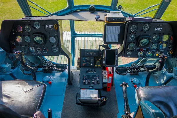 ST. PETERSBURG, RUSIA, 17 MAYO 2018: Primer plano de la cabina de control de una aeronave El Mi-8 de Baltic Airlines se encuentra en Peter y Paul Fortress, el Mi-8 es un helicóptero de pasajeros — Foto de Stock