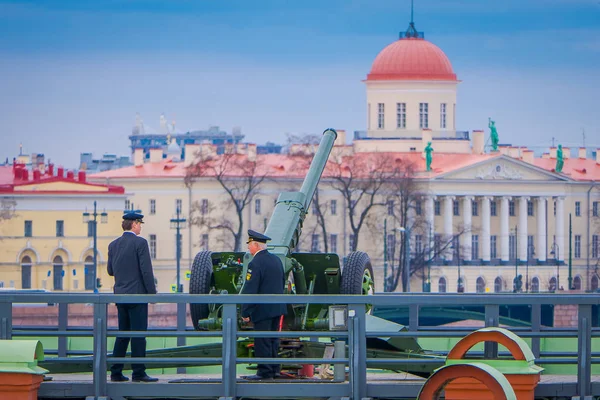 ST. PETERSBURG, RUSSIA, 17 MAY 2018: Unidentified man wearing uniform at the Naryshkin Bastion, everyday at 12:00 a shot is fired from a cannon with a building city behind in St. Petersburg — Stock Photo, Image