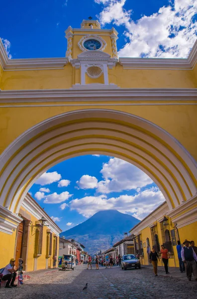 危地马拉, 危地马拉, 25, 2018: 安提瓜市中心著名拱门连同 horizont 火山, 通过拱门查看 — 图库照片