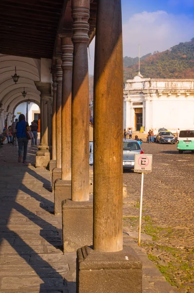 Сьюдад-де-Гватемала, Гватемала, 25 апреля 2018 года: Собор Святого Иакова обрамлен аркой на Центральной площади в Антигуа, Католическая церковь была построена в стиле испанского барокко в Гватемале — стоковое фото