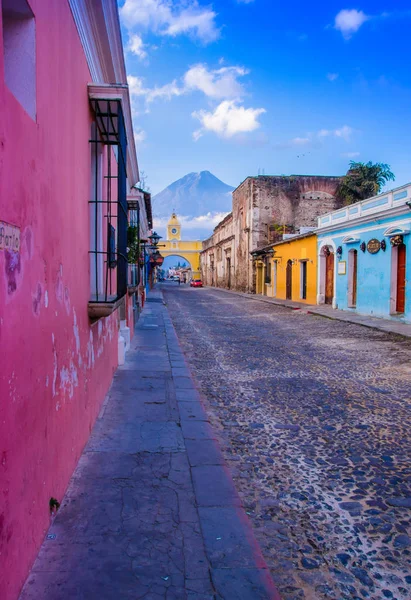 Ciudad de Guatemala, Guatemala, 25 aprile 2018: Paesaggio urbano nella strada principale della città di Antigua con il vulcano Agua sullo sfondo — Foto Stock