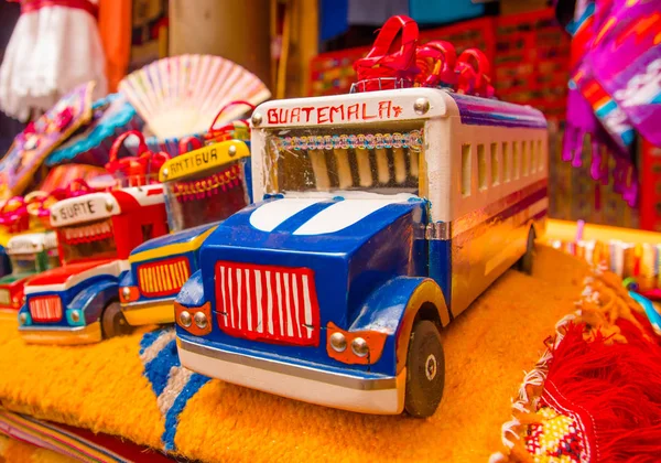 Ciudad de Guatemala, Guatemala, April, 25, 2018: Close-up van traditionele ambachten, gemaakt van klei met de vorm van kleurrijke autobussen, door Mayavolk in Antigua, Guatemala — Stockfoto