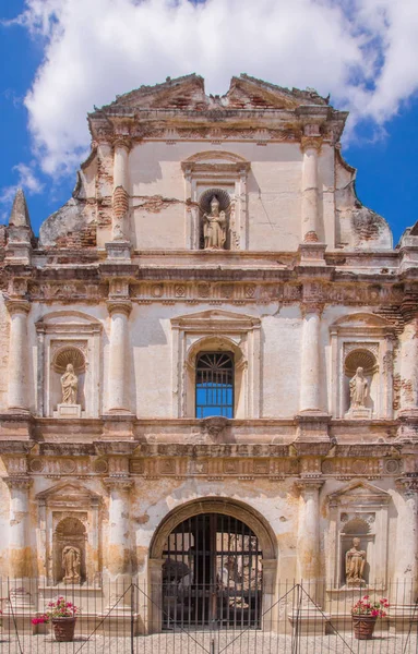 Ciudad de guatemala, guatemala, 25. april 2018: cathedral de santiago ist eine römisch-katholische kirche, wurde um 1541 erbaut, aber durch ein erdbeben 1669 abgerissen — Stockfoto