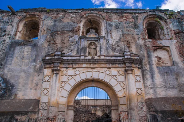 危地马拉, 危地马拉, 四月, 25, 2018: 大教堂圣地亚哥是一个罗马天主教教堂, 建于1541左右, 但被地震拆除1669年 — 图库照片
