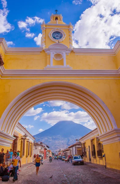 Ciudad de Guatemala, Guatemala, 25 aprile 2018: Il famoso arco del centro della città di Antigua insieme al vulcano agua all'orizzonte, vista attraverso l'arco — Foto Stock