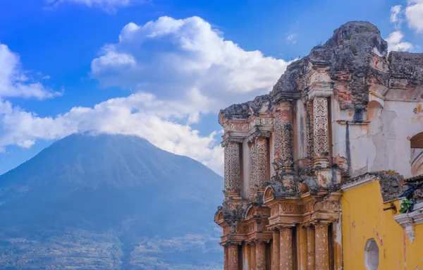 危地马拉, 危地马拉, 25, 2018: 在安提瓜危地马拉的地震毁坏的大教堂废墟的室外看法与刻柱和火山山后面 — 图库照片