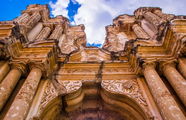 Ciudad de Guatemala, Guatemala, 25 avril 2018 : Vue ci-dessous des ruines de la cathédrale d'Antigua Guatemala. La Antigua Guatemala, patrimoine culturel mondial de l'UNESCO — Photo