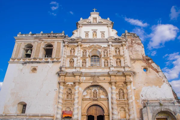 Ciudad de Guatemala, Guatemala, huhtikuu, 25, 2018: Ulkonäköala San Franciscon kirkon vanhaan rakennukseen, joka sijaitsee Antiguan kaupungissa upeana aurinkoisena päivänä — kuvapankkivalokuva