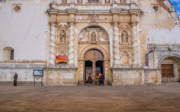 Ciudad de Guatemala, Guatemala, 25 de abril de 2018: Vista ao ar livre do antigo edifício da Igreja de São Francisco, localizado na cidade de Antígua em um lindo dia ensolarado — Fotografia de Stock
