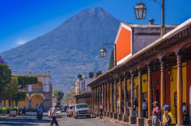 Ciudad de Guatemala, Guatemala, Nisan, 25, 2018: Stoned apvement sokak ve yürüyüş ve Antigua şehir ve Guatemala arka planda Agua volkan güzel güneşli gün zevk insanlar