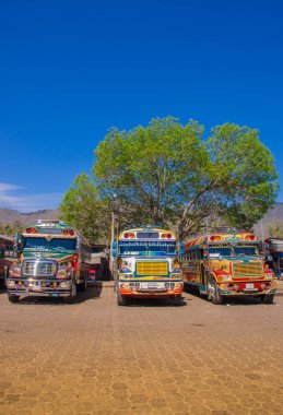 Ciudad de Guatemala, Guatemala, Nisan, 25, 2018: Antigua otobüs istasyonu, Park, ünlü tavuk otobüs Antigua, İspanyol kolonyal binalar için ünlü olduğunu. Sighseeing yer