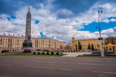 Minsk, Beyaz Rusya - 01 Mayıs 2018: Anıt ile sonsuz alev Sovyet ordusu askerlerinin zaferle büyük Vatanseverlik Savaşı onuruna. Zafer Meydanı - sembol Belarus başkenti