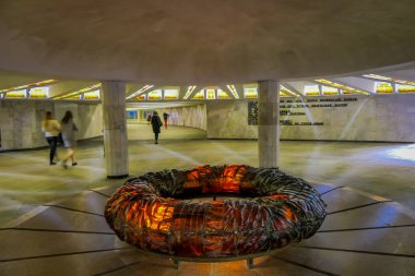 Minsk, Beyaz Rusya - 01 Mayıs 2018: insanlar, yakın bir daire strcuture yeraltı Stela görünümünü, Dikilitaş, Anıtı zafer Park, Minsk kahraman şehir boş Park alanı