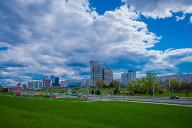 Minsk, Beyaz Rusya - 01 Mayıs 2018: Güzel açık kenti peyzaj horizont Stela, Minsk kahraman şehir Dikilitaş, zafer Park anıt alınan resmi bina