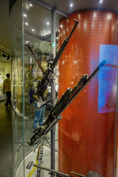 BELARUS, MINSK - 01 DE MAYO DE 2018: Vista interior de la exposición surtida de armas y equipos utilizados durante la guerra dentro de la estructura de vidrio en el Museo de la Gran Guerra Patria en Minsk — Foto de Stock