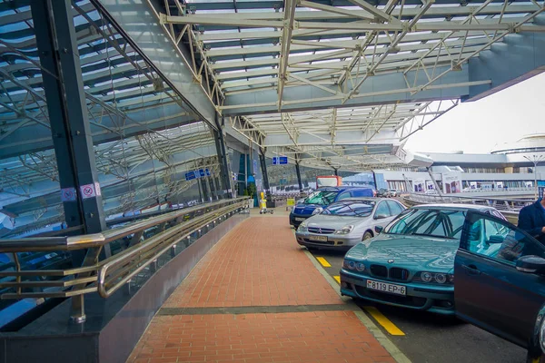 MINSK, BELARUS - 01 DE MAYO DE 2018: Cierre de coches estacionados en fila bajo una estructura en la entrada del edificio del aeropuerto de Minsk —  Fotos de Stock