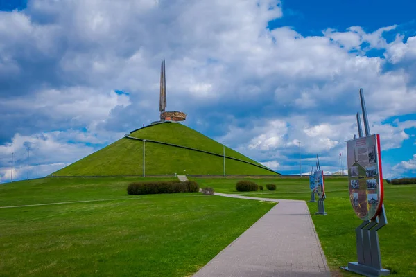 Minsk, Weißrussland - 01. Mai 2018: wunderschöne Außenansicht des architektonischen und skulpturalen Komplexes mit der Stele Minsk-Heldenstadt und dem Museum des großen patriotischen Krieges in Minsk — Stockfoto