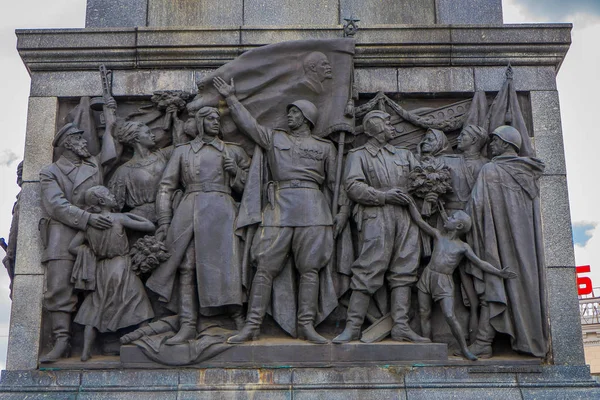 MINSK, BELARUS - MAY 01, 2018: Tett på den utskårne metalliske strukturen i monumentet til ære for seier for sovjetiske soldater i den store patriotiske krigen. Seiersplassen - symbolsk hviterussisk kapital – stockfoto