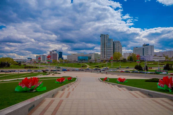 Minsk, Beyaz Rusya - 01 Mayıs 2018: Güzel açık kenti peyzaj horizont Stela, Minsk kahraman şehir Dikilitaş, zafer Park anıt alınan resmi bina — Stok fotoğraf