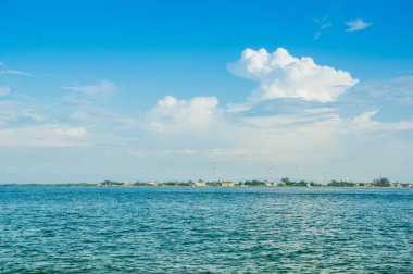 Güzel manzara mavi gökyüzünde muhteşem Cojimies ile tropikal plaj horizont bazı binaların