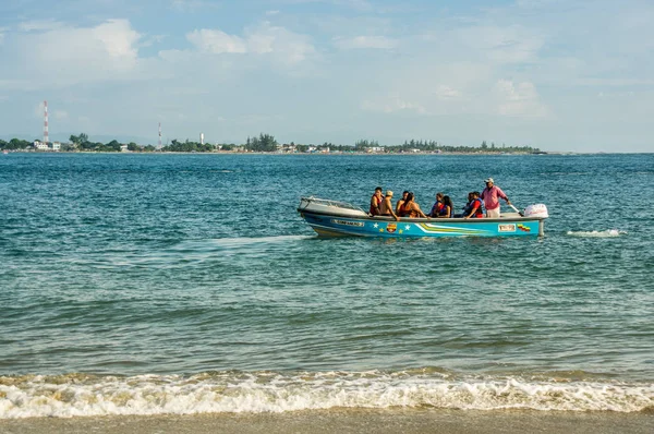 MANABI, ECUADOR, MAIO, 29, 2018 Vista ao ar livre de pessoas não identificadas em um barco turístico fazendo uma viagem ao redor da ilha na praia de Cojimies — Fotografia de Stock