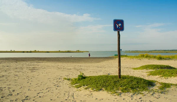 MANABI, ECUADOR, MAY, 29, 2018 Outdoor view of informative sign of do not dogs or animal allowed in the beach with some green grass under the metallic structure sign in Cojimies — Stock Photo, Image