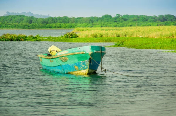 Manabi, Ecuador, mei, 29, 2018 Outdoor weergave van vissersboot in de kust tijdens een prachtige zonnige dag in het strand van Cojimies — Stockfoto