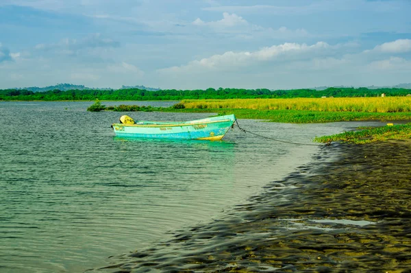 MANABI, ECUADOR, MAIO, 29, 2018 Vista ao ar livre do barco de pesca na costa durante um lindo dia ensolarado na praia de Cojimies — Fotografia de Stock