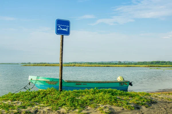 MANABI, ECUADOR, MAY, 29, 2018 Outdoor view of fishing boat in the shore and informative sign of snorkeling area allow, during a gorgeous sunny day in the beach of Cojimies — Stock Photo, Image