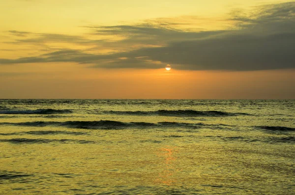 Ekvator plaj harika gün batımı görünümü — Stok fotoğraf