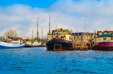 Amsterdam, Hollanda, Nisan, 23 2018: Açık kanallar, kıyısında birçok tekne görülmektedir bir bina infraestructure ile Hollanda'nın başkenti ve en kalabalık