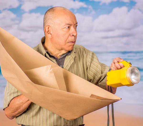 Gros plan de l'homme mûr avec bateau en papier brun origami et lanterne jaune, concept pour les aspirations, le leadership, la stratégie ou tout simplement l'ennui au bureau — Photo