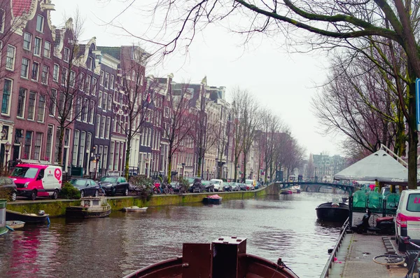 AMSTERDAM, PAYS-BAS, 23 AVRIL 2018 : Superbe vue extérieure sur les bateaux dans les canaux d'Amsterdam, est la capitale et la ville la plus peuplée des Pays-Bas — Photo