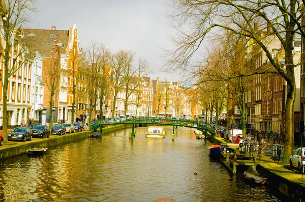 AMSTERDAM, PAYS-BAS, 23 AVRIL 2018 : Belle vue extérieure sur le canal d'Amsterdam, est la capitale et la ville la plus peuplée des Pays-Bas — Photo