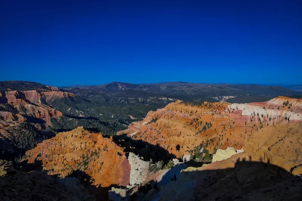 Bryce Canyon National Park, located in southwestern Utah. The park features a collection of giant natural amphitheaters and is distinctive due to geological structures called hoodoos — Stock Photo, Image
