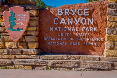 Bryce Canyon, Utah, Haziran, 07, 2018: Hoşgeldiniz işareti, Bryce Canyon Milli Parkı, kırmızı kaya oluşumları ile muhteşem bir amfitiyatro, güneybatı Utah yer almaktadır