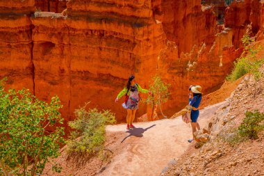 Bryce Canyon, Utah, Haziran, 07, 2018: Bryce Canyon hoodoos, pinnacles ve kuleler ile güzel doğa manzara modunda hiking yürüyüşçü oluşumları kaya. Bryce Canyon Milli Parkı, Utah, ABD'de yaz aylarında