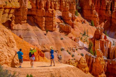 Bryce Canyon, Utah, Haziran, 07, 2018: Genç gezginler ayakta uçurumdaki Bryce Canyon Milli Parkı, Utah