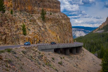 Bryce Canyon, Utah, Haziran, 07, 2018: Dik ve renkli volkanik kayalık surlarıyla çevrili Golden Gate Yellowstones Grand döngü Road geçer.