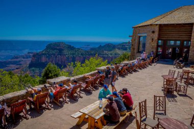 Büyük Kanyon Arizona, Haziran, 14, 2018: Açık bakış bir sandalyede oturuyor ve RIM ziyaretçi merkezi, Büyük Kanyon Milli Parkı, güneş alma turist