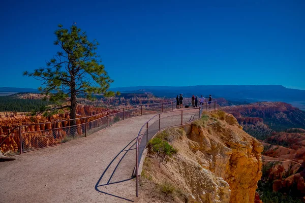 Bryce Canyon, Utah, 07 czerwca 2018 r.: Odkryty widok niezidentyfikowanych ludzi fotografowanie i piękny widok na Kanion Bryce z inspiracji punktu widza w Parku Narodowym w Utah — Zdjęcie stockowe