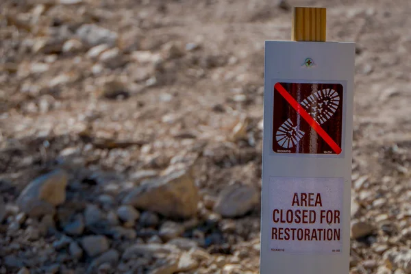 BRYCE CANYON, UTAH, JUNE, 07, 2018: Outdoor view of informative sign of area closed for restoration in inspiration point at Bryce Canyon National Park in Utah, United States Wooden Sign — Stock Photo, Image