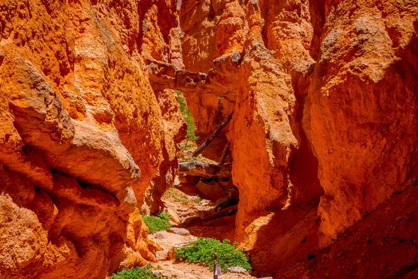 Вид снаружи между красными скалистыми горами в штате Юта США — стоковое фото