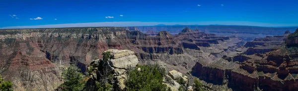 Vue panoramique magnifique sur les falaises au-dessus du canyon Bright Angel, affluent majeur du Grand Canyon, Arizona, vue du bord nord — Photo