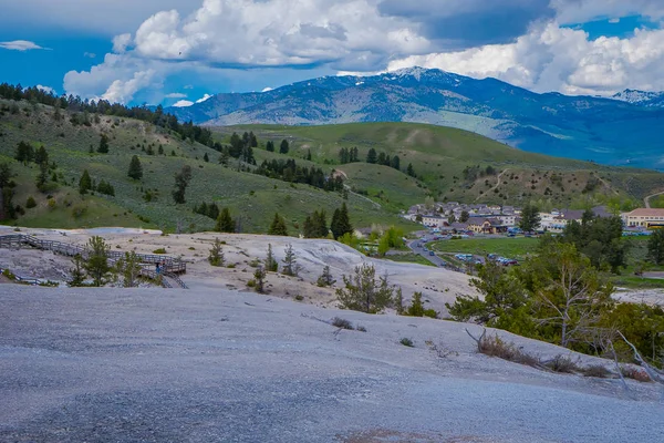 Blick auf die Stadt an riesigen heißen Quellen, Yellowstone Nationalpark — Stockfoto