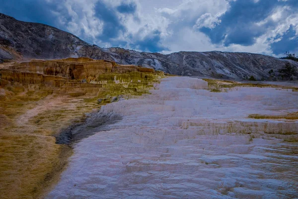Varied Hot Spring Thermal Colors - Mammoth Hot Springs is Yellowstone s only major thermal area located well outside the Caldera. The terraces change constantly sometimes noticeable within a day — Stock Photo, Image