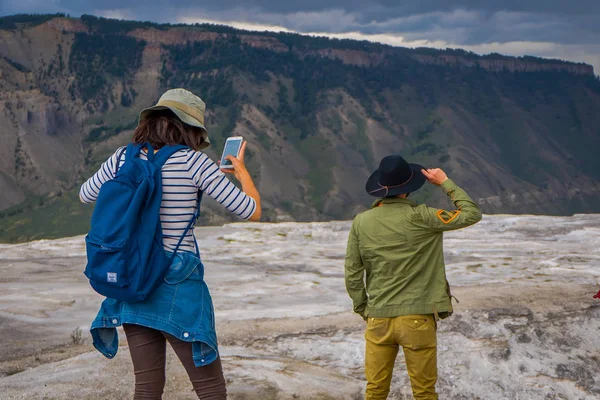 Yellowstone, Montana, USA 24. Mai 2018: Unbekannte an kanarischen Quellen auf Terrassen von Mammut-Thermalquellen im Yellowstone-Nationalpark — Stockfoto